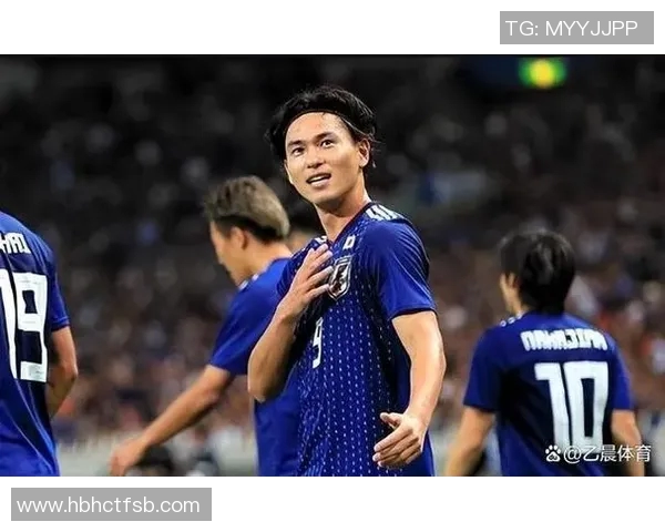 日本足球球星风采展示：赛场上英勇拼搏的经典瞬间与个人魅力
